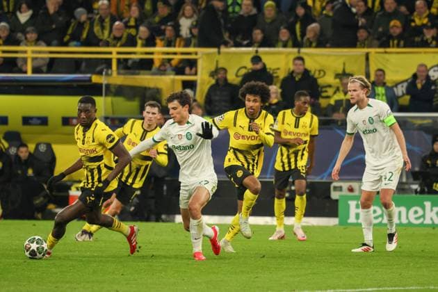Dortmund, Deutschland 19. Februar 2025: Champions League - 2024 2025 - Borussia Dortmund vs. Sporting Lissabon Im Bild: v.li. im Zweikampf Serhou Guirassy (BVB). Goncalo Inacio (Sporting Lissabon) und Karim Adeyemi (BVB) Signal Iduna Park Nordrhein Westfalen Copyright: xFotostandx xFantinix
