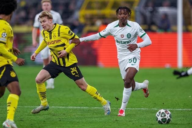 19.02.2025, Fußball, UEFA Champions League, Borussia Dortmund - Sporting Lissabon, Signal Iduna Park, Knockout phase play-offs, Saison 2024 2025: Daniel Svensson (BVB 24) im Zweikampf gegen Alexandre Brito (Sporting 50) Nordrhein-Westfalen Deutschland