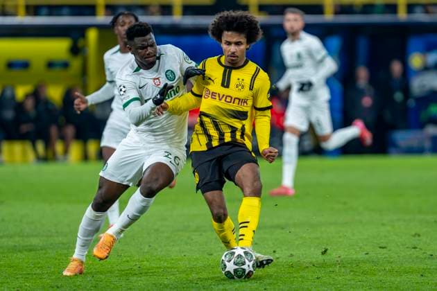 19.02.2025, Borussia Dortmund vs. Sporting Lissabon, UEFA Champions League, Playoff-Rückspiel Lissabons Ousmane Diomande (l) und Dortmunds Karim Adeyemi kämpfen um den Ball. Wichtiger Hinweis: Gemaess den Vorgaben der UEFA ist es untersagt, in dem Stadion und oder vom Spiel angefertigte Fotoaufnahmen in Form von Sequenzbildern und oder videoaehnlichen Fotostrecken zu verwerten bzw. verwerten zu lassen. Copyright: xBahhoxKarax