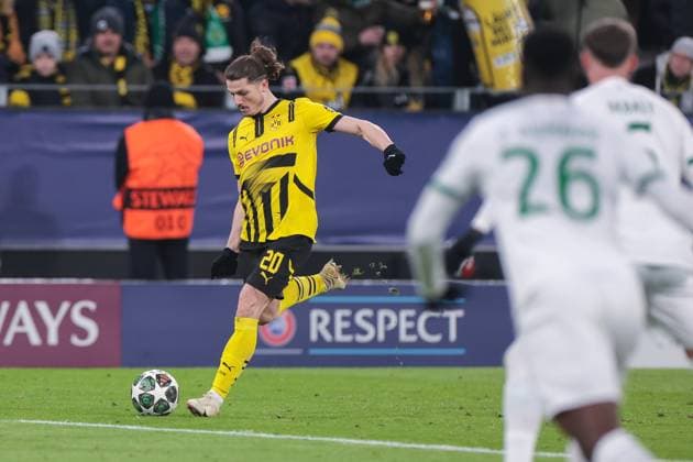 19.02.2025, UEFA Champions League, Play-Offs, Borussia Dortmund - Sporting Lissabon, Marcel Sabitzer (Borussia Dortmund) flankt in den Strafraum, Dortmund Signal Iduna Park NRW Deutschland xRHR-FOTO DEx Copyright: DennisxEwert RHR-FOTOx RHR-FOTO DE