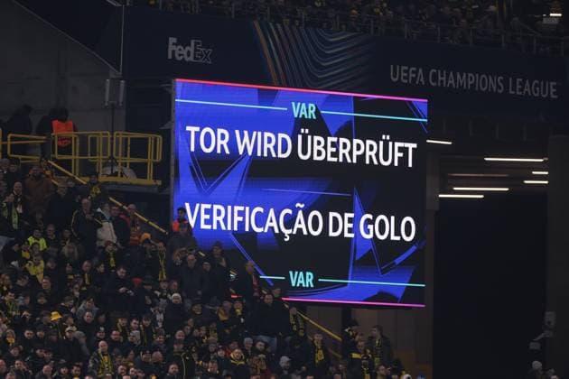 19.02.2025, UEFA Champions League, Play-Offs, Borussia Dortmund - Sporting Lissabon, Auf dem LED Screen wird die Überprüfung durch den VAR angezeigt, Dortmund Signal Iduna Park NRW Deutschland xRHR-FOTO DEx Copyright: DennisxEwert RHR-FOTOx RHR-FOTO DE
