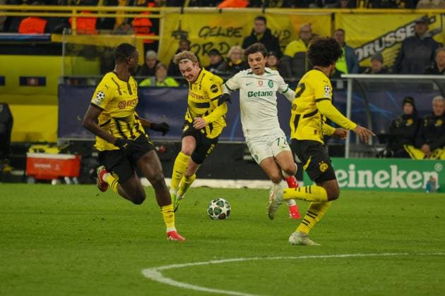 Dortmund, Deutschland 19. Februar 2025: Champions League - 2024 2025 - Borussia Dortmund vs. Sporting Lissabon Im Bild: v.li. im Zweikampf Julian Brandt (BVB) und Eduardo Quaresma (Sporting Lissabon) Signal Iduna Park Nordrhein Westfalen Copyright: xFotostandx xFantinix