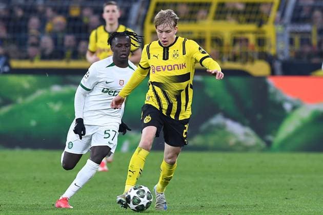 Fußball Champions League Play-off Borussia Dortmund - Sporting Lissabon am 19.02.2025 im Signal Iduna Park in Dortmund Daniel Svensson ( Dortmund ), vorne - Geovany Quenda ( Lissabon ), hinten