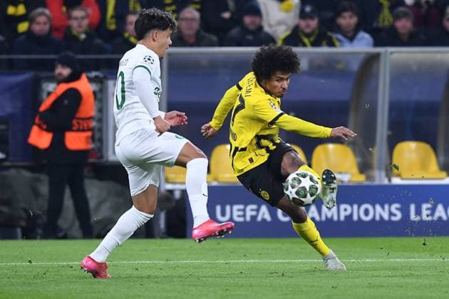 Fußball Champions League Play-off Borussia Dortmund - Sporting Lissabon am 19.02.2025 im Signal Iduna Park in Dortmund Maximiliano Araujo ( Lissabon ), links - Karim Adeyemi ( Dortmund ), rechts