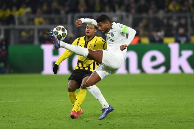 Julien Duranville (Borussia Dortmund) und Matheus Reis (Sporting Lissabon) im Zweikampf waehrend des Spiels der UEFA Champions League 2024 25 Play-offs Rückspiel zwischen Borussia Dortmund und Sporting Lissabon, SIGNAL IDUNA PARK am 19. February 2025 in Dortmund, Deutschland. (Foto von Ralf Treese DeFodi Images) +++ Julien Duranville (Borussia Dortmund) und Matheus Reis (Sporting Lissabon) battle for the ball during the UEFA Champions League 2024 25 League Knockout Play-off Second Leg match between Borussia Dortmund and Sporting Clube de Portugal at Signal Iduna Park on February 19, 2025 in Dortmund, Germany. (Photo by Ralf Treese DeFodi Images)