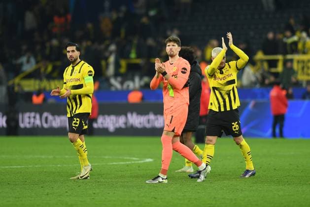 Emre Can (Borussia Dortmund), Torwart Gregor Kobel (Borussia Dortmund) und Julian Ryerson (Borussia Dortmund) gestikuliert, gestik waehrend des Spiels der UEFA Champions League 2024 25 Play-offs Rückspiel zwischen Borussia Dortmund und Sporting Lissabon, SIGNAL IDUNA PARK am 19. February 2025 in Dortmund, Deutschland. (Foto von Ralf Treese DeFodi Images) +++ Emre Can (Borussia Dortmund), Torwart Gregor Kobel (Borussia Dortmund) und Julian Ryerson (Borussia Dortmund) gestures during the UEFA Champions League 2024 25 League Knockout Play-off Second Leg match between Borussia Dortmund and Sporting Clube de Portugal at Signal Iduna Park on February 19, 2025 in Dortmund, Germany. (Photo by Ralf Treese DeFodi Images)