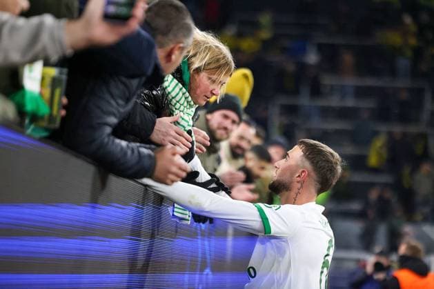 Dortmund on February 19, 2025 Uefa Champions League Knockout phase play-offs, 2st leg Borussia Dortmund - Sporting Clube de Portugal v.l., Zeno Debast (Sporting Clube de Portugal) ging nach dem Spiel zum Publikum Copyright: JoaquimxFerreira