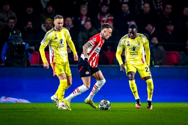 PSV Eindhoven forwarder Noa Lang, Juventus forwarder Timothy Weah during the match PSV - Juventus at the Philips stadium for the UEFA Champions League - Knockout phase play-offs - 2nd leg season 2024-2025 in EINDHOVEN, Netherlands on 19 february 2025, (photo by Marcel van Dorst EYE4images DeFodi Images)