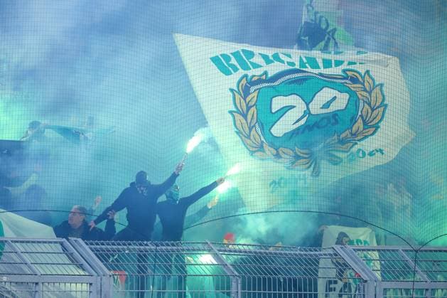 19.02.2025, Fußball, UEFA Champions League, Borussia Dortmund - Sporting Lissabon, Signal Iduna Park, Knockout phase play-offs, Saison 2024 2025: Sporting Ultras zünden im Gästeblock feuerwerkskörper Pyrotechnik und Bengalisches Feuer Choreografie Choreo Fans Nordrhein-Westfalen Deutschland