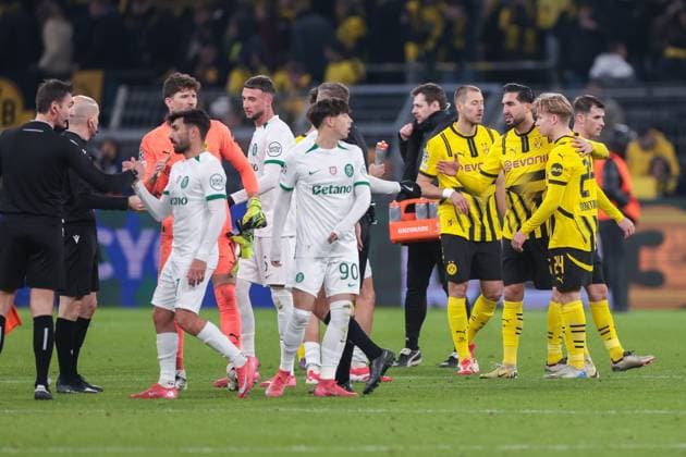 19.02.2025, UEFA Champions League, Play-Offs, Borussia Dortmund - Sporting Lissabon, Shake Hands zwischen den Mannschaften, Dortmund Signal Iduna Park NRW Deutschland xRHR-FOTO DEx Copyright: DennisxEwert RHR-FOTOx RHR-FOTO DE