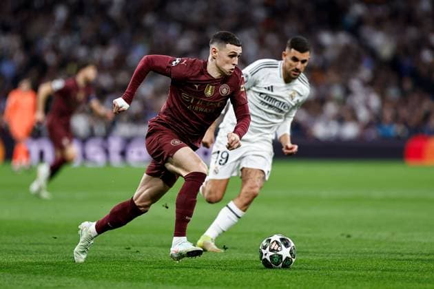 Phil Foden of Manchester City battles with Dani Ceballos of Real Madrid Real Madrid v Manchester City, UEFA Champions League, Knockout Round Play-offs, Second Leg, Football, Santiago BernaboÆ?Ã?Æ?o Ã? u, Madrid, Spain - 19 Feb 2025 EDITORIAL USE ONLY No use with unauthorised audio, video, data, fixture lists, club league logos or live services. Online in-match use limited to 120 images, no video emulation. No use in betting, games or single club league player publications.  Copyright: xRubenxAlbarran Shutterstockx 15137179p