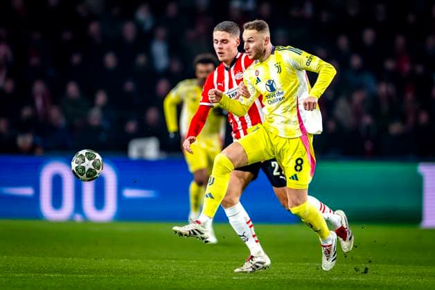 PSV Eindhoven midfielder Joey Veerman, Juventus midfielder Teun Koopmeiners during the match PSV - Juventus at the Philips stadium for the UEFA Champions League - Knockout phase play-offs - 2nd leg season 2024-2025 in EINDHOVEN, Netherlands on 19 february 2025, (photo by Marcel van Dorst EYE4images DeFodi Images)
