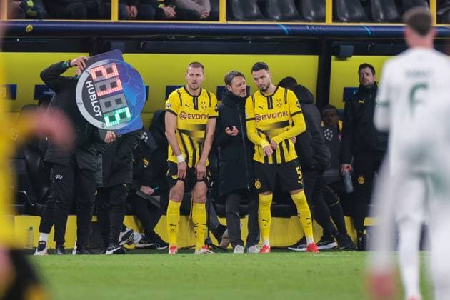 19.02.2025, UEFA Champions League, Play-Offs, Borussia Dortmund - Sporting Lissabon, v. l. Waldemar Anton (Borussia Dortmund), Trainer Niko Kovac (Borussia Dortmund), Ramy Bensebaini (Borussia Dortmund), Dortmund Signal Iduna Park NRW Deutschland xRHR-FOTO DEx Copyright: DennisxEwert RHR-FOTOx RHR-FOTO DE