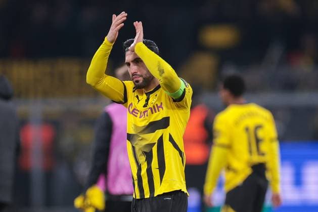 19.02.2025, UEFA Champions League, Play-Offs, Borussia Dortmund - Sporting Lissabon, Emre Can (Borussia Dortmund) bedankt sich bei den Fans, Dortmund Signal Iduna Park NRW Deutschland xRHR-FOTO DEx Copyright: DennisxEwert RHR-FOTOx RHR-FOTO DE