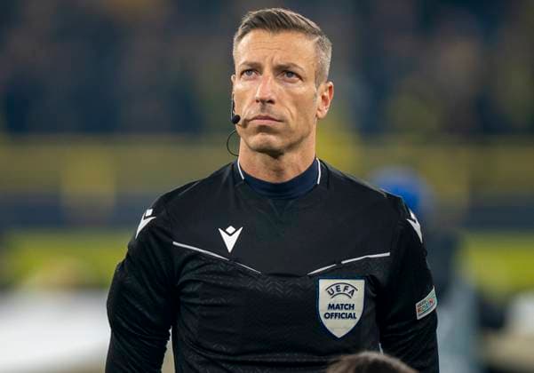FIFA Referee Davide Massa ( Italia ) Borussia Dortmund vs. Sporting CP Lissabon, Fussball, UEFA Champions League, Play Offs, Rückspiel, Saison 2024 2025, 19.02.2025 DFL regulations prohibit any use of photographs as image sequences and or quasi-video. Copyright: HMBxMedia xMarcoxBader