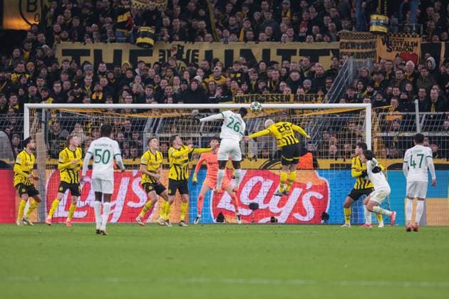 19.02.2025, UEFA Champions League, Play-Offs, Borussia Dortmund - Sporting Lissabon, v. l. Ousmane Diomande (Sporting Lissabon) im Duell mit Julian Ryerson (Borussia Dortmund), Dortmund Signal Iduna Park NRW Deutschland xRHR-FOTO DEx Copyright: DennisxEwert RHR-FOTOx RHR-FOTO DE