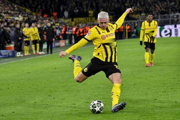 Julian Ryerson (Dortmund 26) Aktion . Einzelbild . Freisteller . 19.02.2025 Fussball, Champions League, Borussia Dortmund vs Sporting CP, Signal Iduna Park, Dortmund,