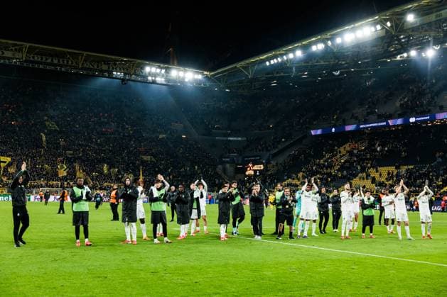 UEFA Champions League: Borussia Dortmund - Sporting Clube de Portugal Lissabon; 19.02.2025 Die Spieler von Sporting Clube de Portugal Lissabon werden von den mitgereisten Fans trotz Ausscheiden in der Champions League gefeiert UEFA Champions League: Borussia Dortmund - Sporting Clube de Portugal Lissabon, Dortmund, SIGNAL IDUNA PARK am 19.02.2025 Copyright: xBEAUTIFULxSPORTS Wunderlx