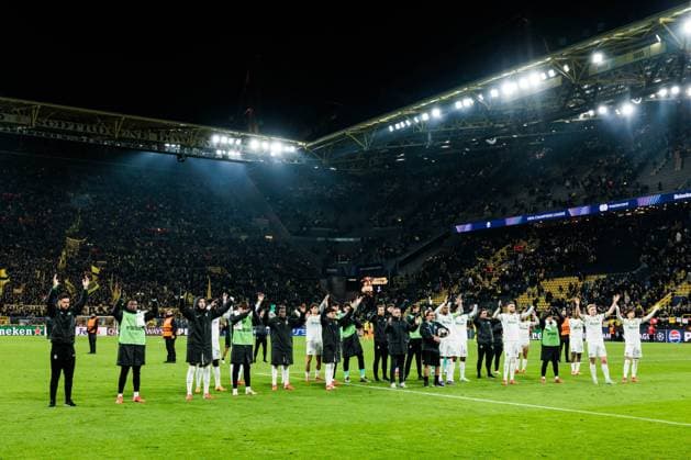 UEFA Champions League: Borussia Dortmund - Sporting Clube de Portugal Lissabon; 19.02.2025 Die Spieler von Sporting Clube de Portugal Lissabon werden von den mitgereisten Fans trotz Ausscheiden in der Champions League gefeiert UEFA Champions League: Borussia Dortmund - Sporting Clube de Portugal Lissabon, Dortmund, SIGNAL IDUNA PARK am 19.02.2025 Copyright: xBEAUTIFULxSPORTS Wunderlx
