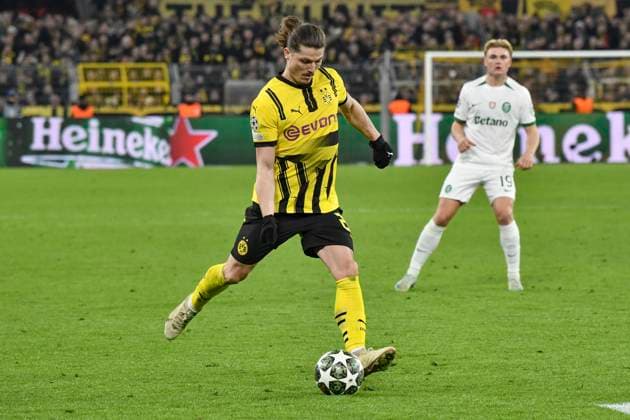 Marcel Sabitzer (Dortmund 20) legt den Ball quer 19.02.2025 Fussball, Champions League, Borussia Dortmund vs Sporting CP, Signal Iduna Park, Dortmund,