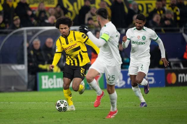 Karim-David ADEYEMI (DO) gegen Goncalo INACIO (Sporting) und Matheus REIS (Sporting) Aktion, Zweikampf, Fussball Champions League, Play-offs, Borussia Dortmund (DO) - Sporting Lissabon CP (Sporting) 0-0 am 19.02.2025 in Dortmund Deutschland. UEFA regulations prohibit any use of photographs as image sequences and or quasi-video Â