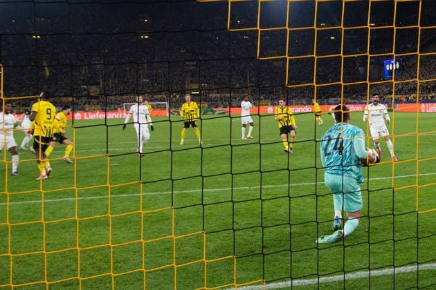 Torwart Rui SILVA (Sporting) haelt einen Foulelfmeter von Serhou GUIRASSY (DO) Fussball Champions League, Play-offs, Borussia Dortmund (DO) - Sporting Lissabon CP (Sporting) 0-0 am 19.02.2025 in Dortmund Deutschland. UEFA regulations prohibit any use of photographs as image sequences and or quasi-video Â