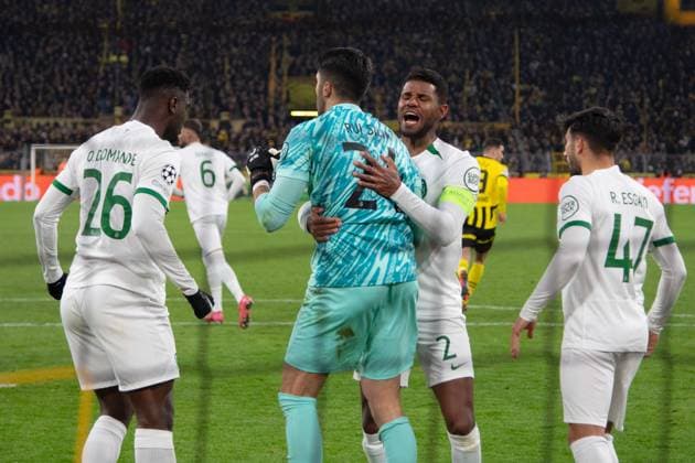 Torwart Rui SILVA (Sporting) haelt einen Foulelfmeter von Serhou GUIRASSY (DO) und wird von Ousmane DIOMANDE (Sporting) , Matheus REIS (Sporting) und Ricardo ESGAIO (Sporting) gefeiert, Fussball Champions League, Play-offs, Borussia Dortmund (DO) - Sporting Lissabon CP (Sporting) 0-0 am 19.02.2025 in Dortmund Deutschland. UEFA regulations prohibit any use of photographs as image sequences and or quasi-video Â