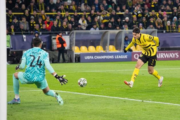 Giovanni REYNA (DO) vergibt diese Torchance gegen Torwart Rui SILVA (Sporting) und trifft den Pfosten, Aktion, Einzelaktion, Fussball Champions League, Play-offs, Borussia Dortmund (DO) - Sporting Lissabon CP (Sporting) 0-0 am 19.02.2025 in Dortmund Deutschland. UEFA regulations prohibit any use of photographs as image sequences and or quasi-video Â