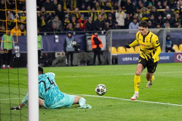 Giovanni REYNA (DO) vergibt diese Torchance gegen Torwart Rui SILVA (Sporting) und trifft den Pfosten, Aktion, Einzelaktion, Fussball Champions League, Play-offs, Borussia Dortmund (DO) - Sporting Lissabon CP (Sporting) 0-0 am 19.02.2025 in Dortmund Deutschland. UEFA regulations prohibit any use of photographs as image sequences and or quasi-video Â