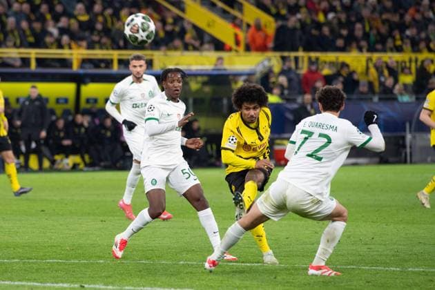 Karim-David ADEYEMI (DO) gegen Geovany QUENDA (Sporting) und Eduardo QUARESMA (Sporting) Aktion, Zweikampf, Fussball Champions League, Play-offs, Borussia Dortmund (DO) - Sporting Lissabon CP (Sporting) 0-0 am 19.02.2025 in Dortmund Deutschland. UEFA regulations prohibit any use of photographs as image sequences and or quasi-video Â