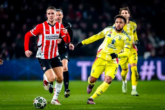 PSV Eindhoven midfielder Joey Veerman, Juventus midfielder Weston McKennie during the match PSV - Juventus at the Philips stadium for the UEFA Champions League - Knockout phase play-offs - 2nd leg season 2024-2025 in EINDHOVEN, Netherlands on 19 february 2025, (photo by Marcel van Dorst EYE4images DeFodi Images)