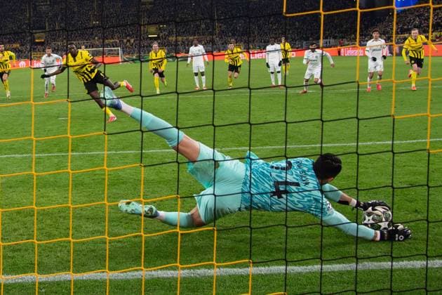 Torwart Rui SILVA (Sporting) haelt einen Foulelfmeter von Serhou GUIRASSY (DO) Fussball Champions League, Play-offs, Borussia Dortmund (DO) - Sporting Lissabon CP (Sporting) 0-0 am 19.02.2025 in Dortmund Deutschland. UEFA regulations prohibit any use of photographs as image sequences and or quasi-video Â
