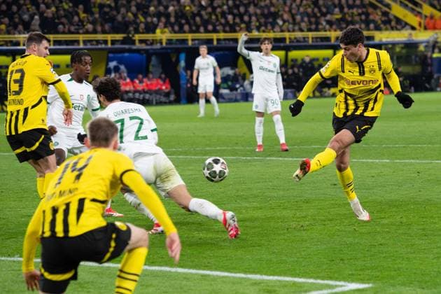 Giovanni REYNA (DO) Torscchuss, Aktion, Einzelaktion, Fussball Champions League, Play-offs, Borussia Dortmund (DO) - Sporting Lissabon CP (Sporting) 0-0 am 19.02.2025 in Dortmund Deutschland. UEFA regulations prohibit any use of photographs as image sequences and or quasi-video Â