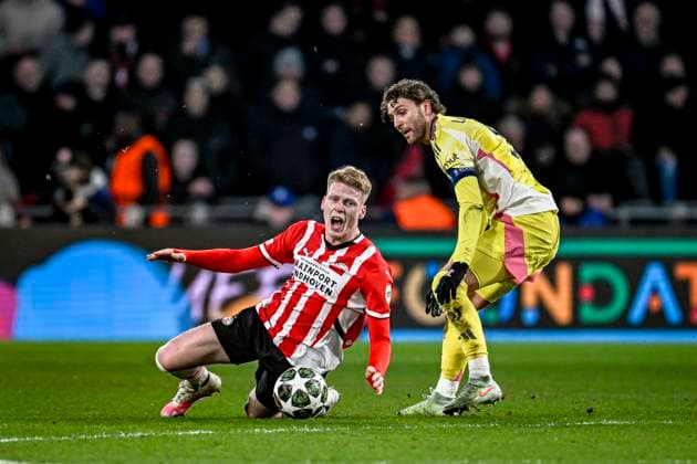 Sport Bilder des Tages PSV midfielder Jerdy Schouten, Juventus midfielder Manuel Locatelli, during the match PSV - Juventus at the Philips stadium for the UEFA Champions League - Knockout phase play-offs - 2nd leg season 2024-2025 in EINDHOVEN, Netherlands on 19 february 2025, (photo by Stefan Koops EYE4images DeFodi Images)