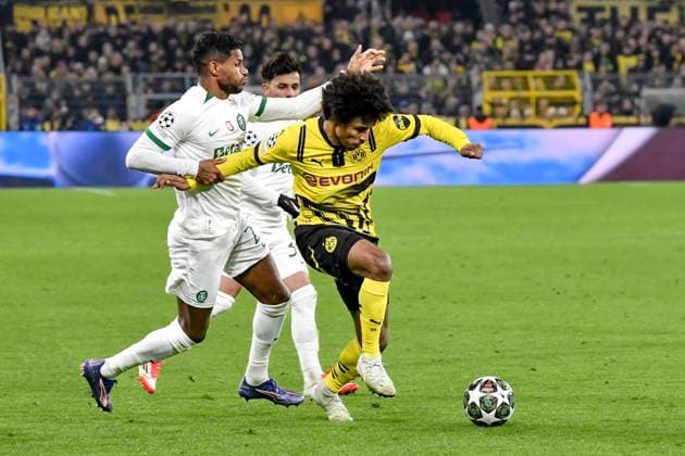 v. li. im Zweikampf Matheus Reis (Sporting 2) Karim Adeyemi (Dortmund 27) 19.02.2025 Fussball, Champions League, Borussia Dortmund vs Sporting CP, Signal Iduna Park, Dortmund,