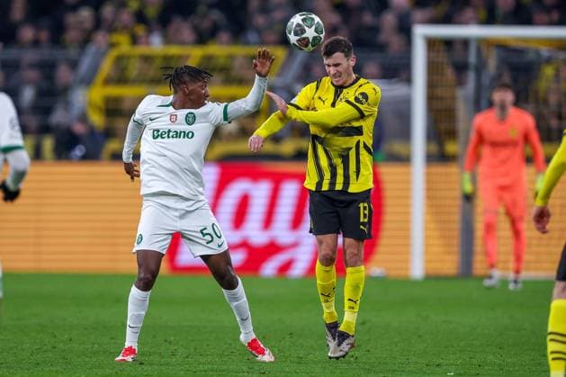 19.02.2025, Fußball, UEFA Champions League, Borussia Dortmund - Sporting Lissabon, Signal Iduna Park, Knockout phase play-offs, Saison 2024 2025: Alexandre Brito (Sporting 50) im Zweikampf gegen Pascal Groß (BVB 13) Nordrhein-Westfalen Deutschland