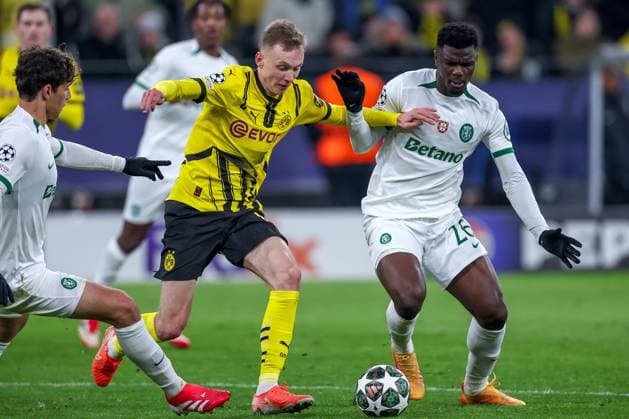 19.02.2025, Fußball, UEFA Champions League, Borussia Dortmund - Sporting Lissabon, Signal Iduna Park, Knockout phase play-offs, Saison 2024 2025: Eduardo Quaresma (Sporting 72) und Ousmane Diomande (Sporting 26) im Zweikampf gegen Maximilian Beier (BVB 14) Nordrhein-Westfalen Deutschland