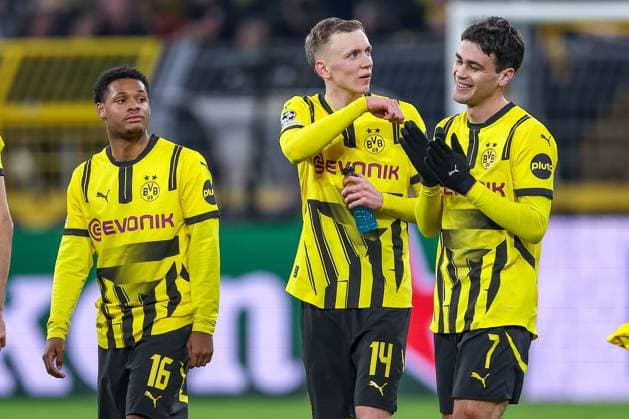 19.02.2025, Fußball, UEFA Champions League, Borussia Dortmund - Sporting Lissabon, Signal Iduna Park, Knockout phase play-offs, Saison 2024 2025: Julien Duranville (BVB 16), Maximilian Beier (BVB 14), Giovanni Reyna (BVB 7) Nordrhein-Westfalen Deutschland