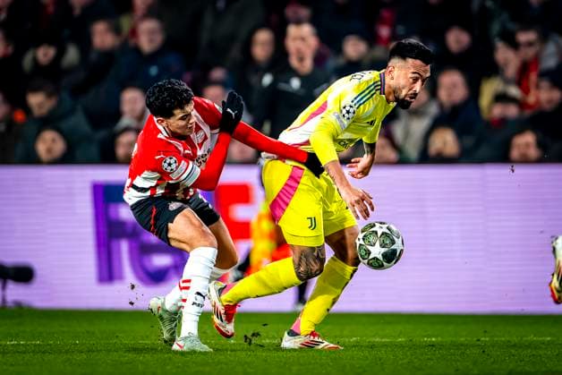 PSV Eindhoven midfielder Richard Ledezma, Juventus forwarder Nicolas Gonzalez during the match PSV - Juventus at the Philips stadium for the UEFA Champions League - Knockout phase play-offs - 2nd leg season 2024-2025 in EINDHOVEN, Netherlands on 19 february 2025, (photo by Marcel van Dorst EYE4images DeFodi Images)