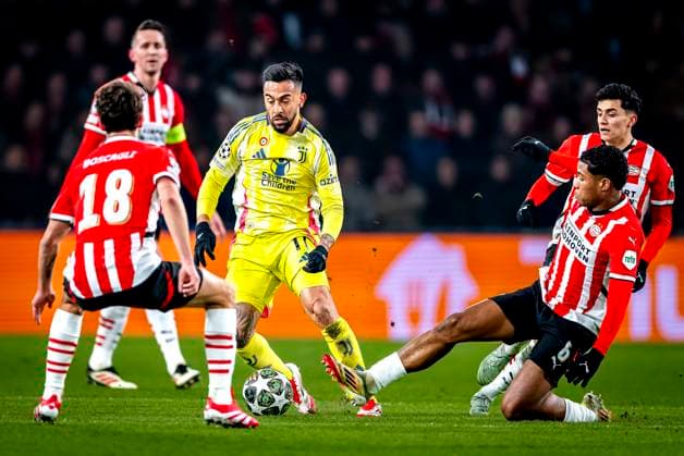 Juventus forwarder Nicolas Gonzalez, PSV Eindhoven defender Ryan Flamingo during the match PSV - Juventus at the Philips stadium for the UEFA Champions League - Knockout phase play-offs - 2nd leg season 2024-2025 in EINDHOVEN, Netherlands on 19 february 2025, (photo by Marcel van Dorst EYE4images DeFodi Images)