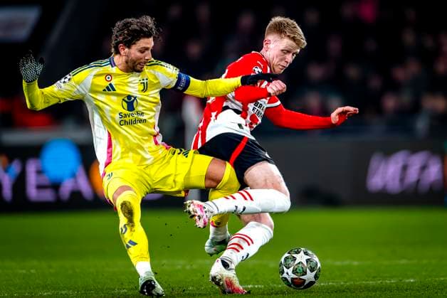 Juventus midfielder Manuel Locatelli, PSV Eindhoven midfielder Jerdy Schouten during the match PSV - Juventus at the Philips stadium for the UEFA Champions League - Knockout phase play-offs - 2nd leg season 2024-2025 in EINDHOVEN, Netherlands on 19 february 2025, (photo by Marcel van Dorst EYE4images DeFodi Images)