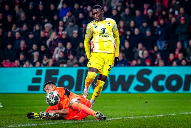 PSV Eindhoven Eindhoven goalkeeper Walter Benitez, Juventus forwarder Randal Kolo Muani during the match PSV - Juventus at the Philips stadium for the UEFA Champions League - Knockout phase play-offs - 2nd leg season 2024-2025 in EINDHOVEN, Netherlands on 19 february 2025, (photo by Marcel van Dorst EYE4images DeFodi Images)
