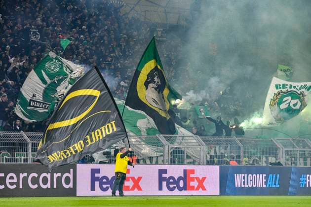 Feuer Rauch Bengali Bengalis bengalisches Feuer zünden Feuerwerk Rauchbombe in der Fankurve Fans Fanblock von Sporting 19.02.2025 Fussball, Champions League, Borussia Dortmund vs Sporting CP, Signal Iduna Park, Dortmund,