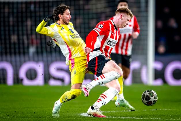 Juventus midfielder Manuel Locatelli, PSV Eindhoven midfielder Jerdy Schouten during the match PSV - Juventus at the Philips stadium for the UEFA Champions League - Knockout phase play-offs - 2nd leg season 2024-2025 in EINDHOVEN, Netherlands on 19 february 2025, (photo by Marcel van Dorst EYE4images DeFodi Images)