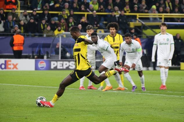 19.02.2025, xgrfx, Fussball UEFA Champions League, Borussia Dortmund - Sporting Lissabon v.l. Serhou Guirassy verschießt Elfmeter. (Borussia Dortmund) (DFL DFB REGULATIONS PROHIBIT ANY USE OF PHOTOGRAPHS as IMAGE SEQUENCES and or QUASI-VIDEO) Dortmund