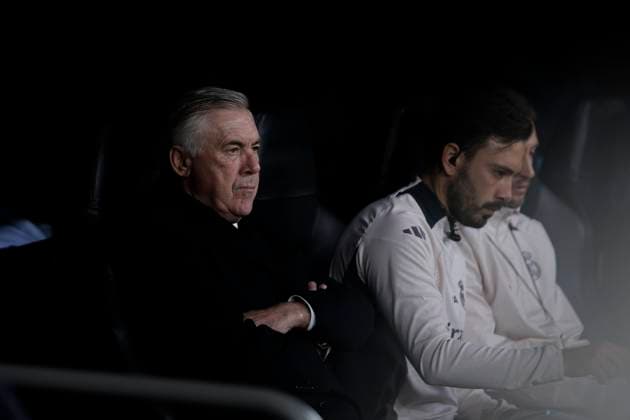 UEFA champions league - Real Madrid vs Manchester City MADRID, SPAIN - February 19: Real Madrid coach Carlo Ancelotti during the UEFA champions league 2024 25 match between Real Madrid and Manchester City at Santiago Bernabeu Stadium. (Photo by Guillermo Martinez) Madrid Santiago Bernabeu Stadium Spain Copyright: xGuillermoxMartinezx