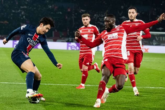 FOOTBALL : Paris SG vs Stade Brestois - Ligue des Champions - Barrage Retour - 19 02 2025 Kang-in Lee (Paris SG) Massadio HaÃ¯dara (Stade Brestois) ParisFrance  Copyright: xBaptistexAutissierx