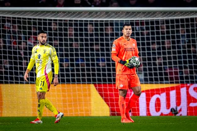 PSV Eindhoven Eindhoven goalkeeper Walter Benitez dejected during the match PSV - Juventus at the Philips stadium for the UEFA Champions League - Knockout phase play-offs - 2nd leg season 2024-2025 in EINDHOVEN, Netherlands on 19 february 2025, (photo by Marcel van Dorst EYE4images DeFodi Images)