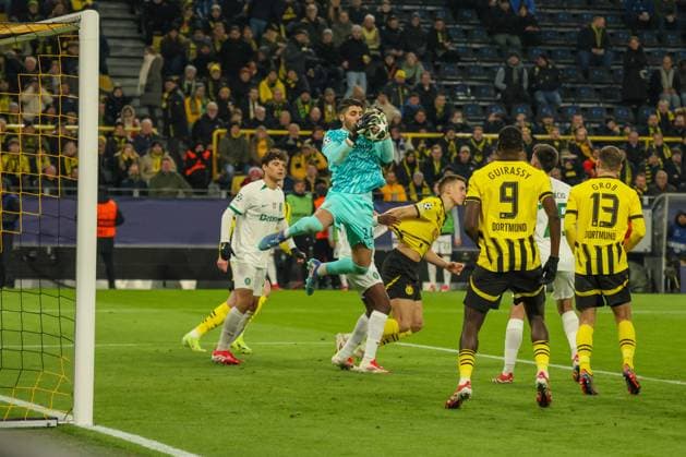 Dortmund, Deutschland 19. Februar 2025: Champions League - 2024 2025 - Borussia Dortmund vs. Sporting Lissabon Im Bild: v.li. der Zweite Torhüter Rui Silva (Sporting Lissabon) hält den Ball und verhindert ein Tor für Borussia Dortmund Signal Iduna Park Nordrhein Westfalen Copyright: xFotostandx xFantinix