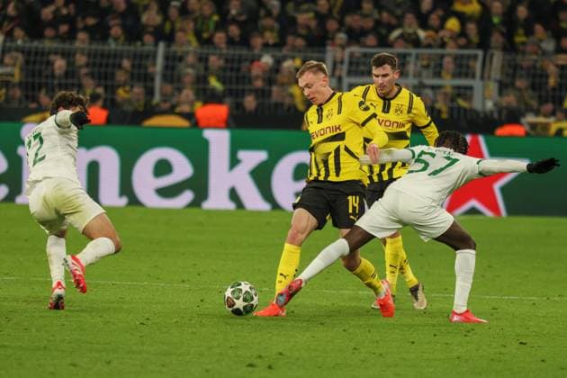 Dortmund, Deutschland 19. Februar 2025: Champions League - 2024 2025 - Borussia Dortmund vs. Sporting Lissabon Im Bild: v.li. im Zweikampf Maximilian Beier (BVB), Pascal Groß Gross (BVB) und Geovany Quenda (Sporting Lissabon) Signal Iduna Park Nordrhein Westfalen Copyright: xFotostandx xFantinix